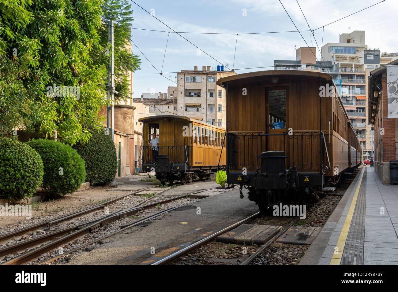 Palma de Mallorca, Spanien; 11. september 2023: Bahnhof Soller mit Touristen in Palma de Mallorca, Spanien Stockfoto