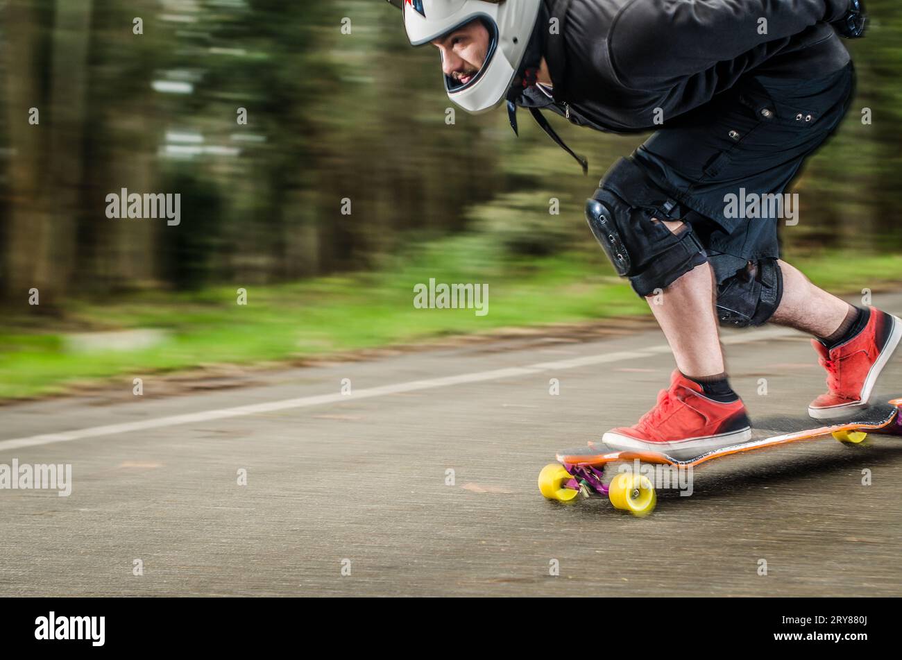 Downhill-Skateboarder in Aktion Stockfoto