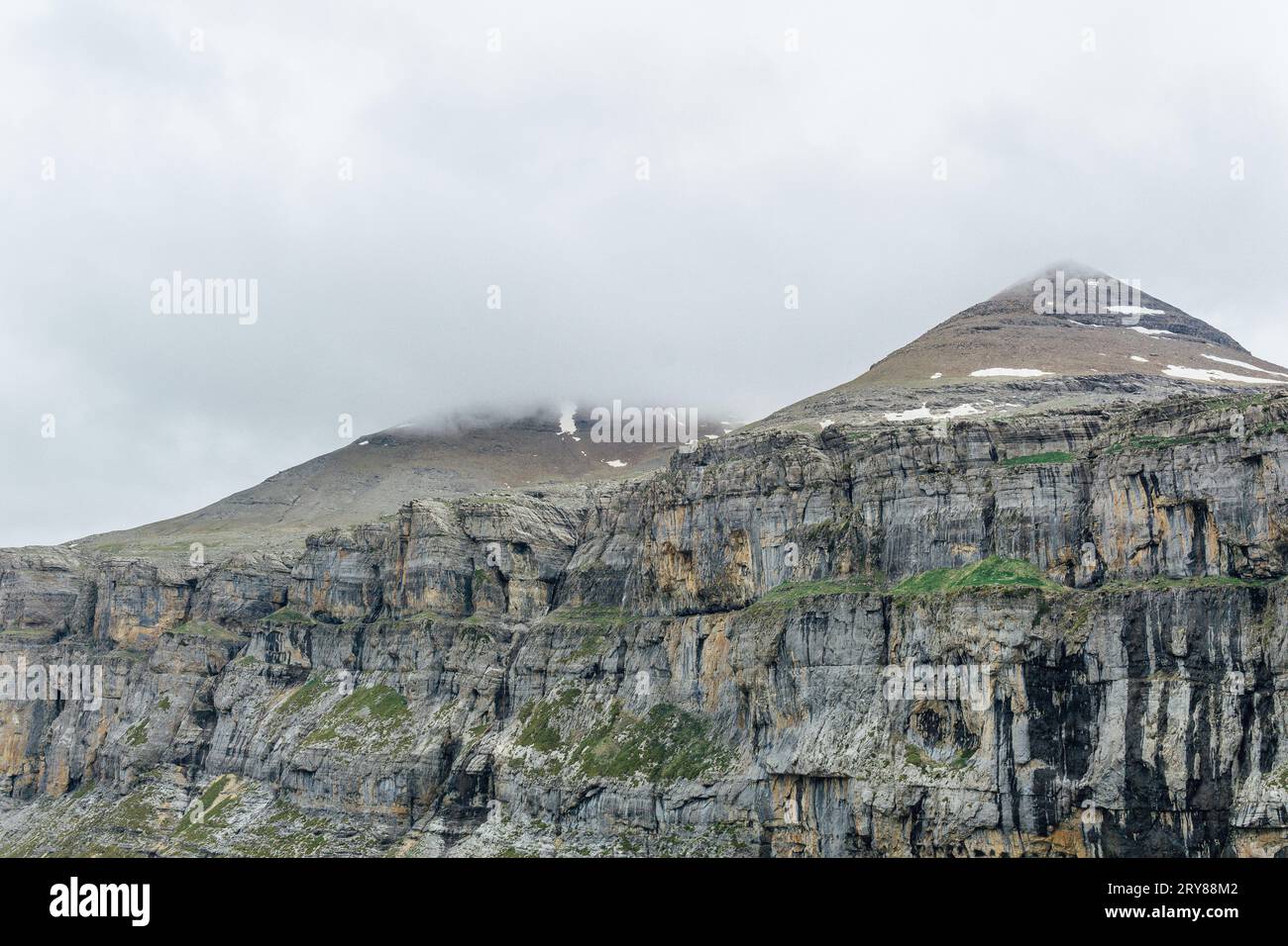 Bewundern Sie die schneebedeckten Gipfel im Ordesa-Nationalpark Stockfoto