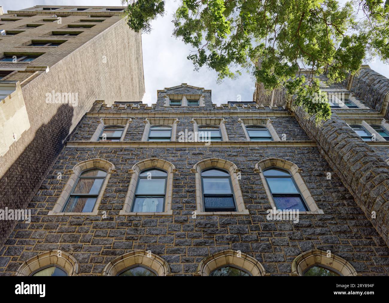 Die Fortune Academy, 630 Riverside Drive, ist ein gotisches schlossähnliches Haus für ehemalige Gefangene, das aus einem Mädcheninternat umgebaut wurde. Stockfoto