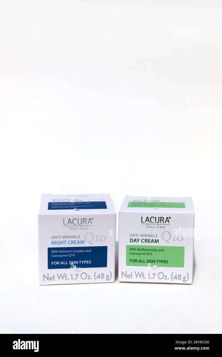 Lacura Anti-Wrinkle Night and Day Gesichtscremes mit Bioflavonoiden und Coenzyme Q10. Stockfoto