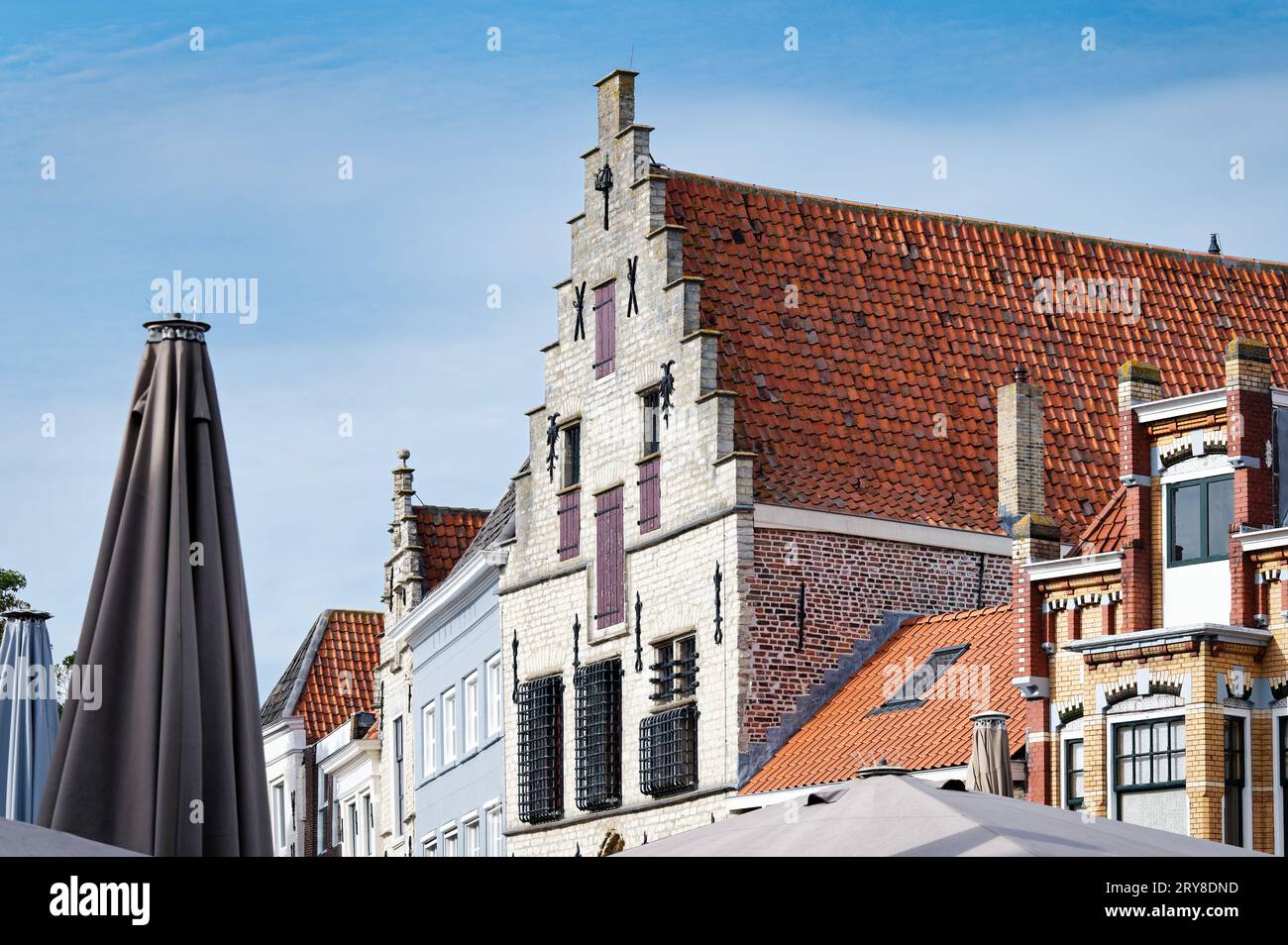 Typische Fassaden von mittelalterlichen Giebelhäusern in der Provinz zeeland in den niederlanden Stockfoto