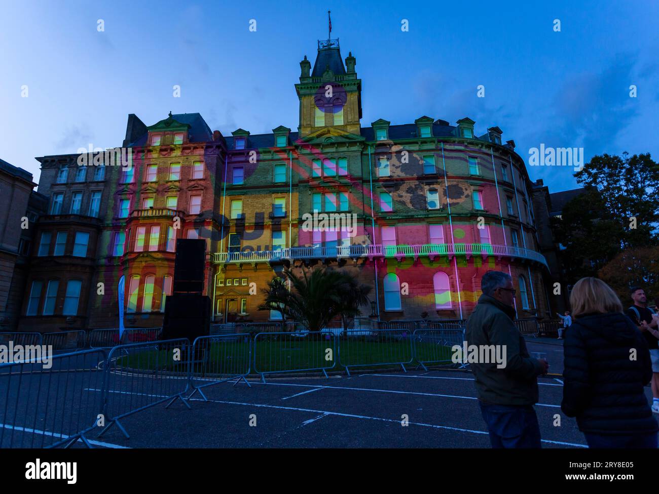 Bournemouth, Dorset, Großbritannien. 29. September 2023. Das Civic Centre Building in Bournemouth wird mit einer farbenfrohen Projektionskartierung von 3D-Bildern und Videos im Rahmen des Arts by the Sea Festivals zum Leben erweckt. darunter Projektionen des international renommierten Künstlers The Fandangoe Kid alias Annie Frost Nicholson und eine exklusive Performance des weltbekannten DJ Yoda. Quelle: Carolyn Jenkins/Alamy Live News Stockfoto