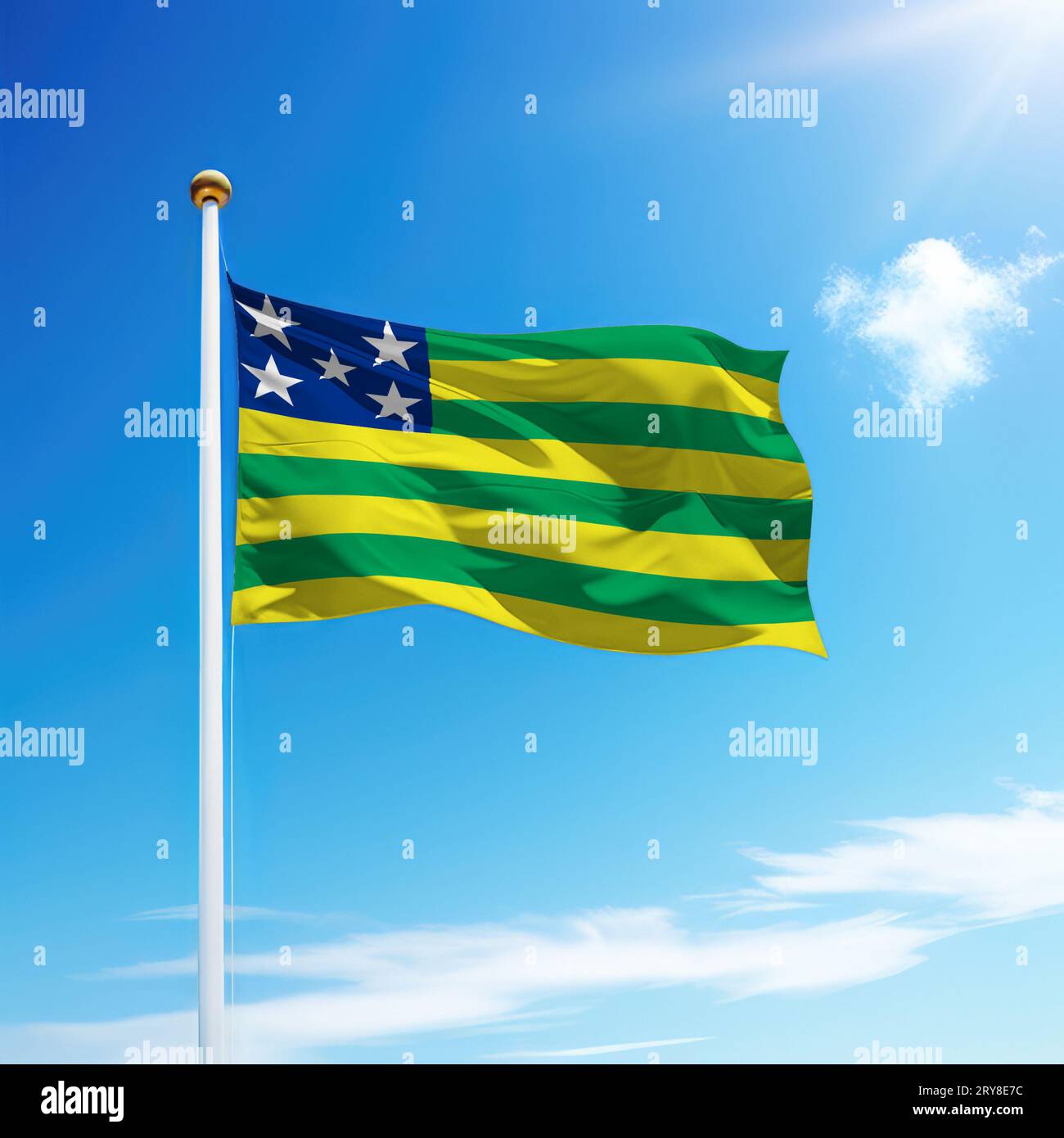 Die winkende Flagge von Goias ist ein Bundesstaat Brasiliens auf Fahnenmast mit Himmelshintergrund. Stockfoto