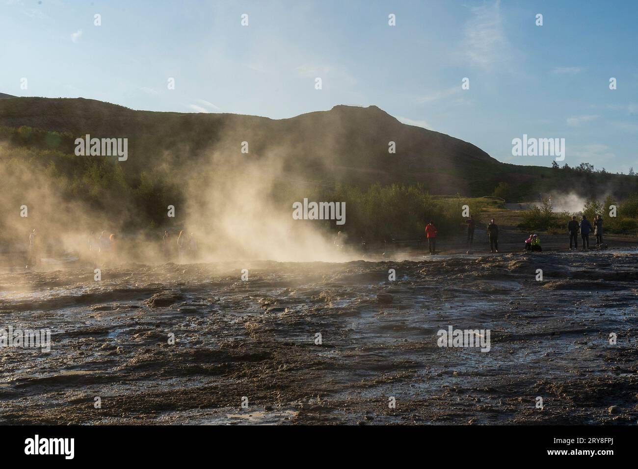 Dampfnebel in der Luft nach der Eruption von Strokkur, einem Springbrunnen-ähnlichen Geysir, der sich in einem geothermischen Gebiet neben dem Fluss Hvítá in Island befindet. Stockfoto