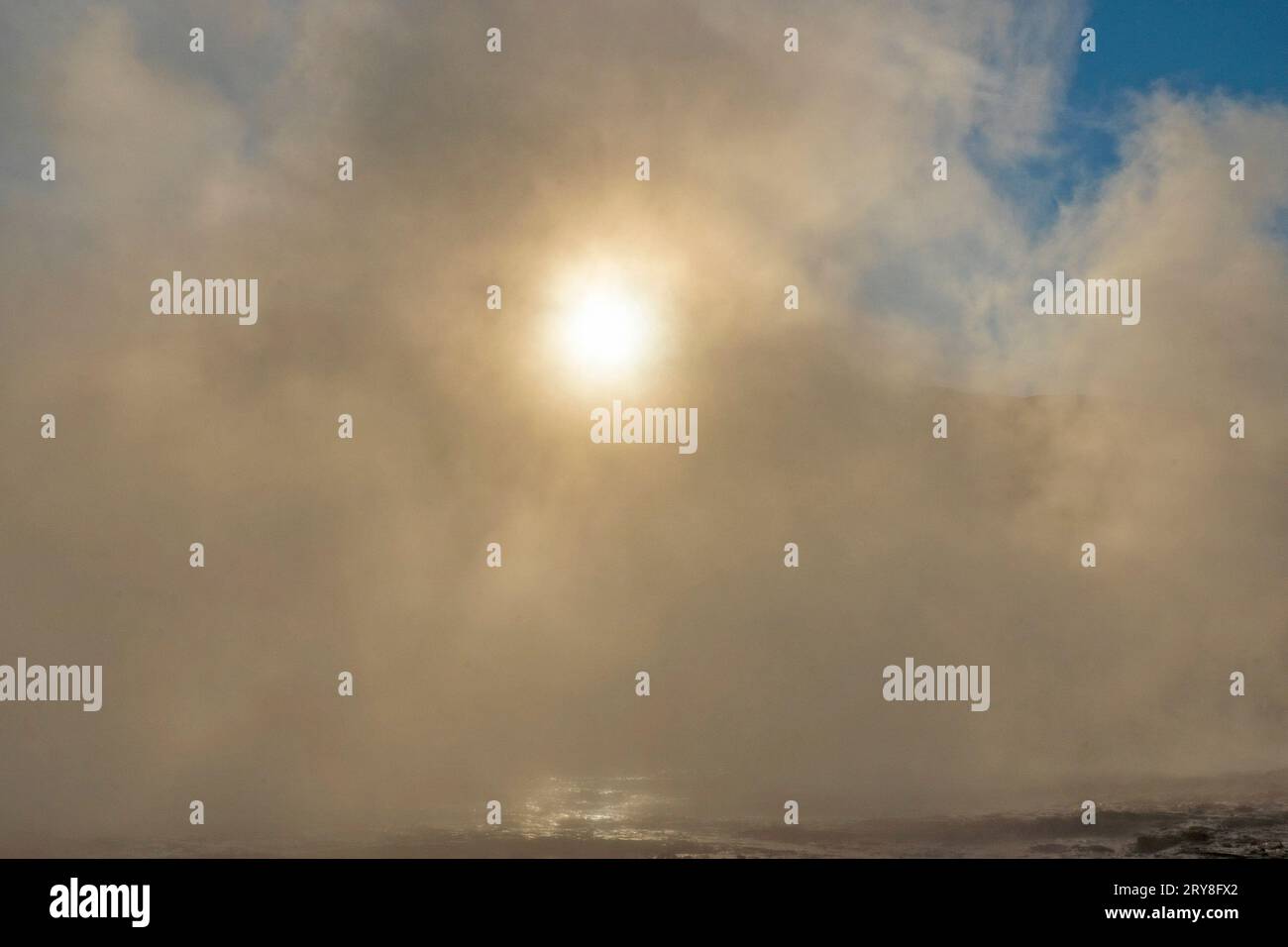 Dampfnebel in der Luft direkt nach der Eruption von Strokkur, einem Geysir vom Typ Springbrunnen im Südwesten Islands Stockfoto