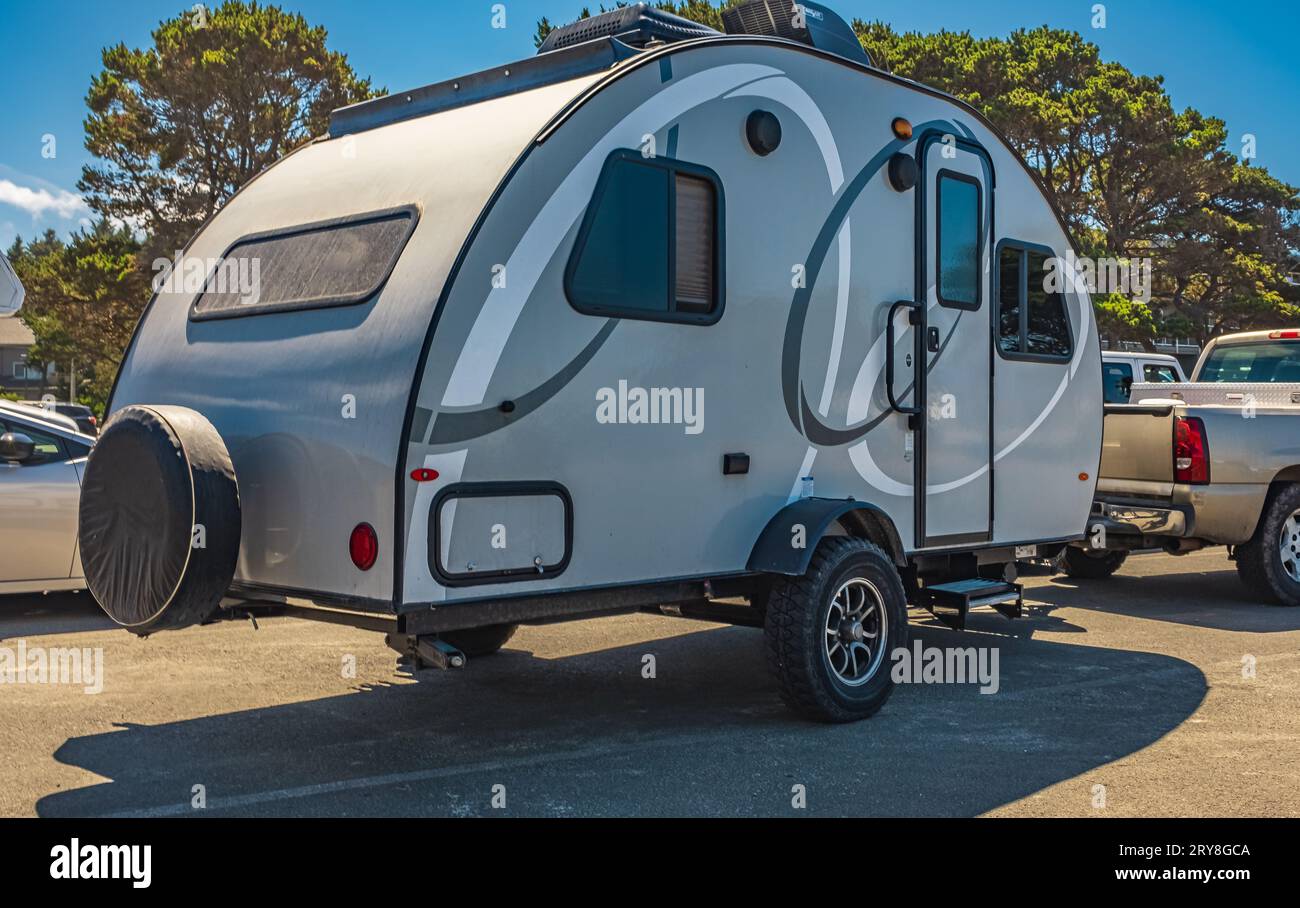 Kleiner Wohnwagen, der vom Auto gezogen wurde. Reisen im Urlaub. Winziges Haus auf Rädern. Abenteuerliches Outdoor-Wohnkonzept. Stockfoto