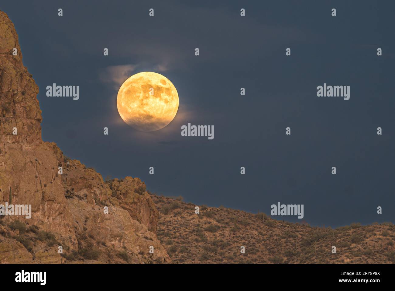 Der Vollmond In Den Wolken Stockfoto