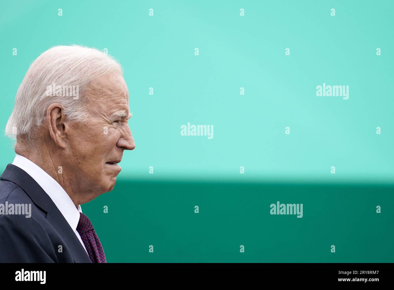 US-Präsident Joe Biden nimmt an einer Zeremonie im Rahmen des Abschieds der Streitkräfte zu Ehren von General Mark A. Milley, 20. Vorsitzender der Joint Chiefs of Staff, Teil. und nimmt an einem Armeehagel zu Ehren von General Charles Q. Brown, Jr., dem 21. Vorsitzenden der Joint Chiefs of Staff in der Joint Base Myer-Henderson Hall, Arlington, Virginia, am 29. September 2023 Teil. Kredit: Nathan Howard/Pool via CNP/MediaPunch Stockfoto