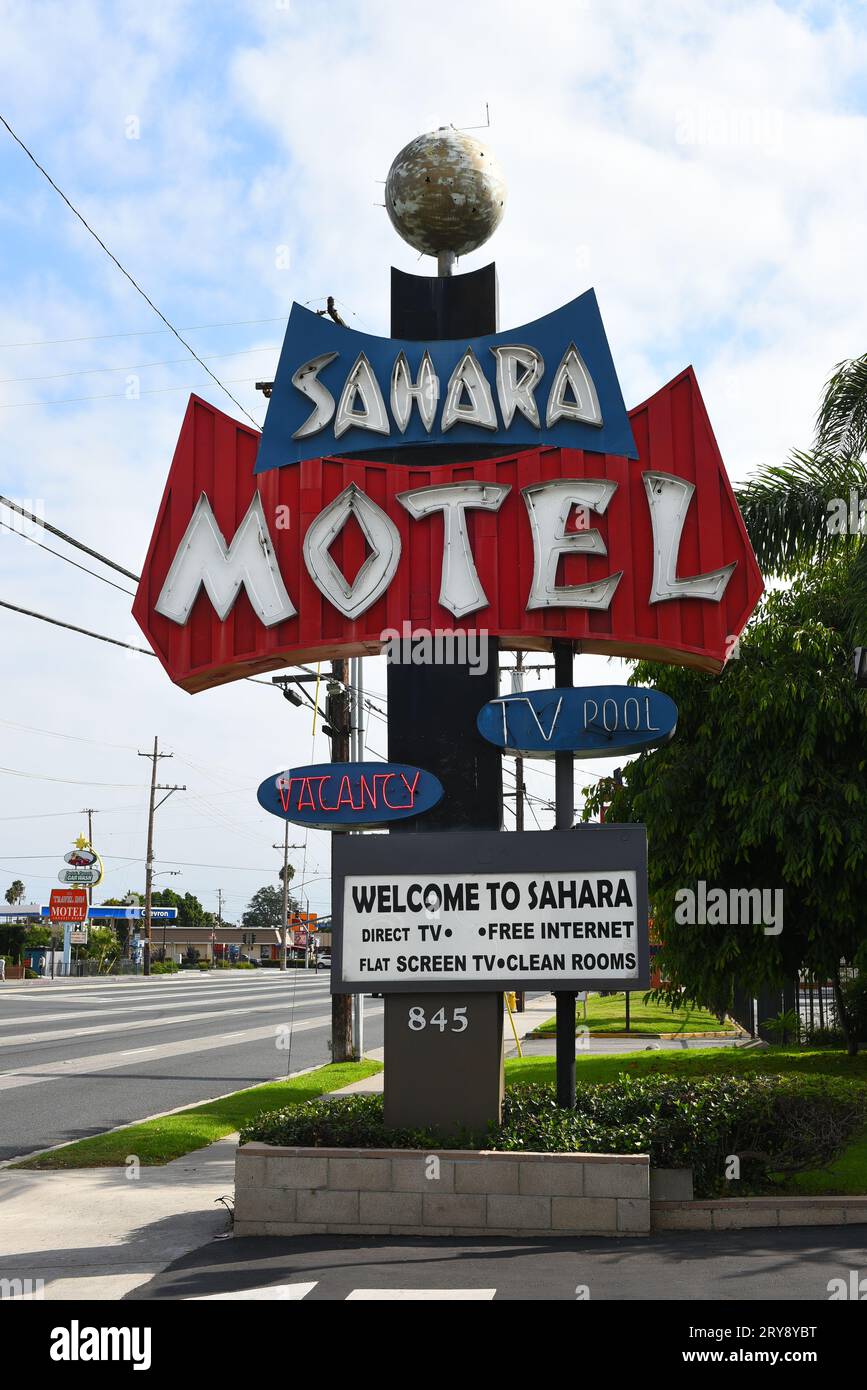 STANTON, KALIFORNIEN - 17. SEPTEMBER 2023: Das Sahara Motel am Beach Boulevard, Highway 39. Stockfoto