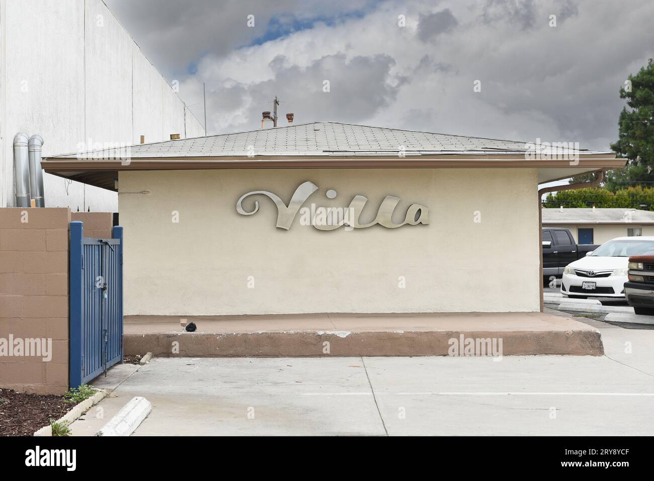 STANTON, KALIFORNIEN - 17. SEPTEMBER 2023: Das Villa Motel am Beach Boulevard, Highway 39. Stockfoto