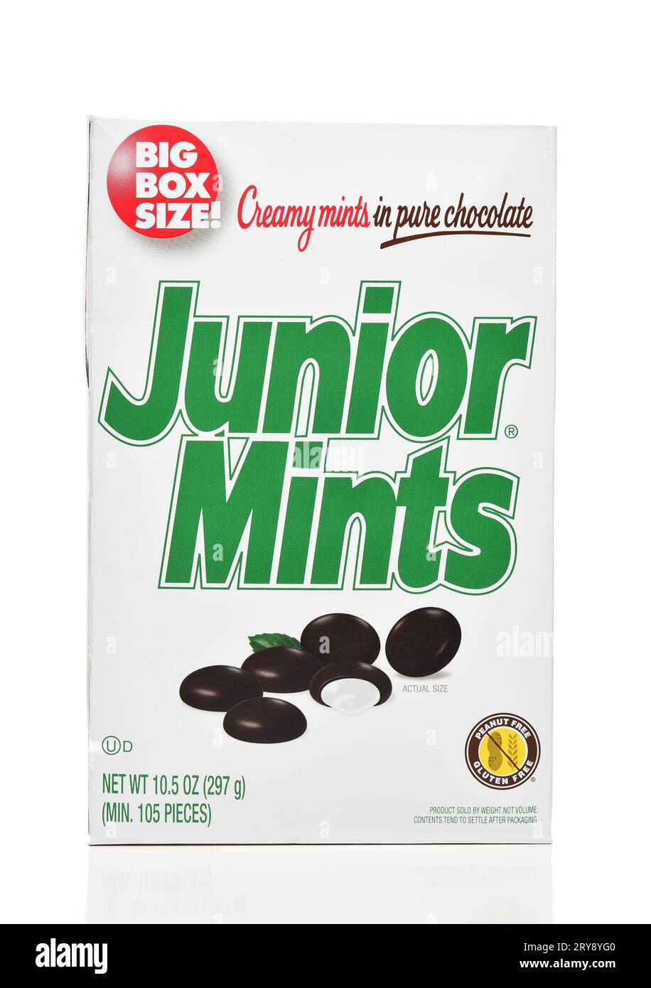 IRVINE, KALIFORNIEN - 26. SEPTEMBER 2023: Eine große Schachtel Junior Mints, cremige Minzen in reiner Schokolade. Stockfoto