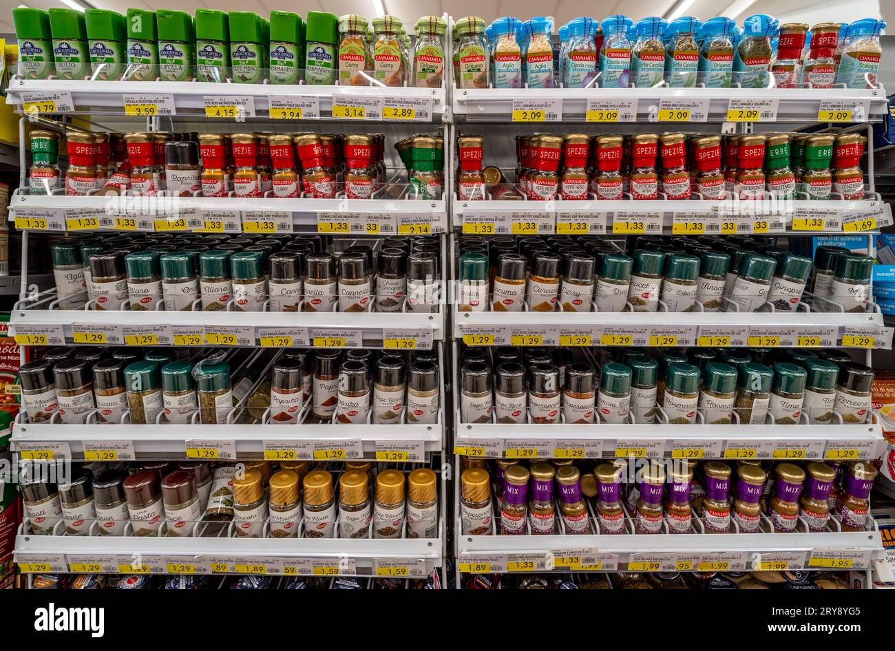 Italien - 29. Juli 2023: Kochen von Gewürzen verschiedener Art in Glasflaschen, die in Regalen zum Verkauf im italienischen Supermarkt ausgestellt sind Stockfoto