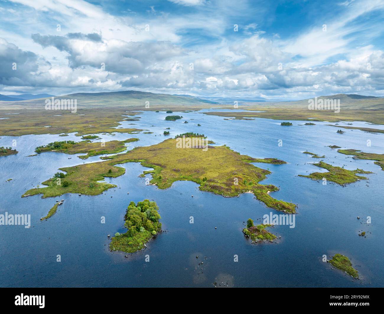 Luftaufnahme von Loch Ba, einem Süßwasserloch auf Rannoch Moor, Highlands, Schottland, Großbritannien Stockfoto