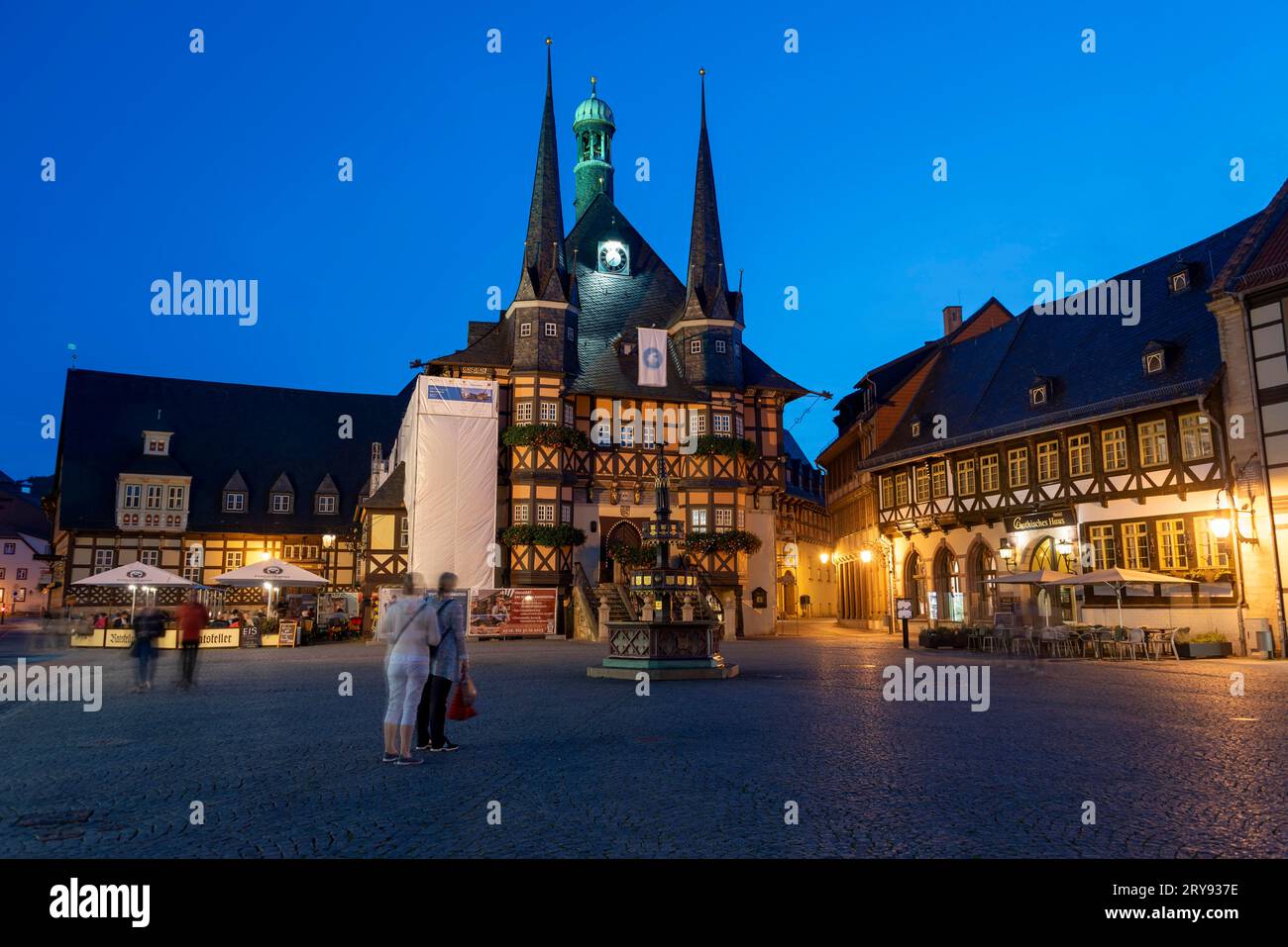 Historisches Rathaus, Stifterbrunnen, Fachwerkhäuser zur blauen Stunde, Wernigerode, Sachsen-Anhalt, Deutschland Stockfoto