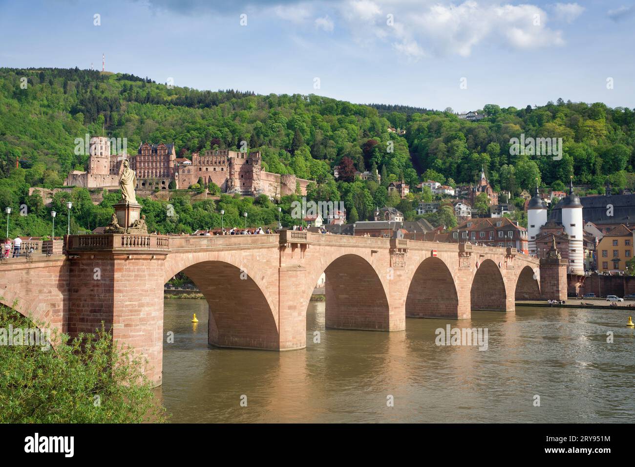 Foto einer alten Heidelberger Brücke mit blauem Himmel. Aufgenommen am 06. Mai 2023. Stockfoto