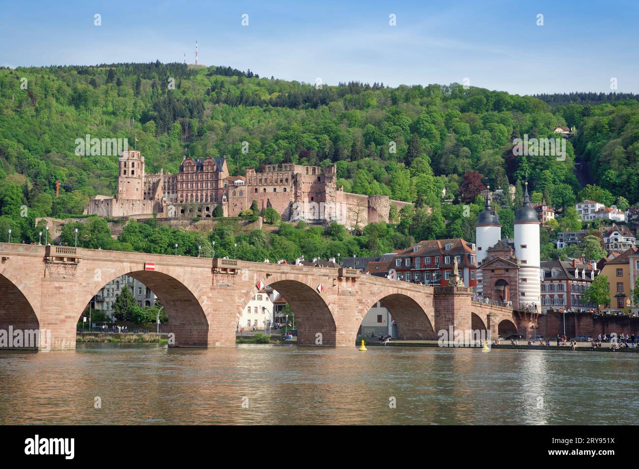 Foto einer alten Heidelberger Brücke mit blauem Himmel. Aufgenommen am 06. Mai 2023. Stockfoto