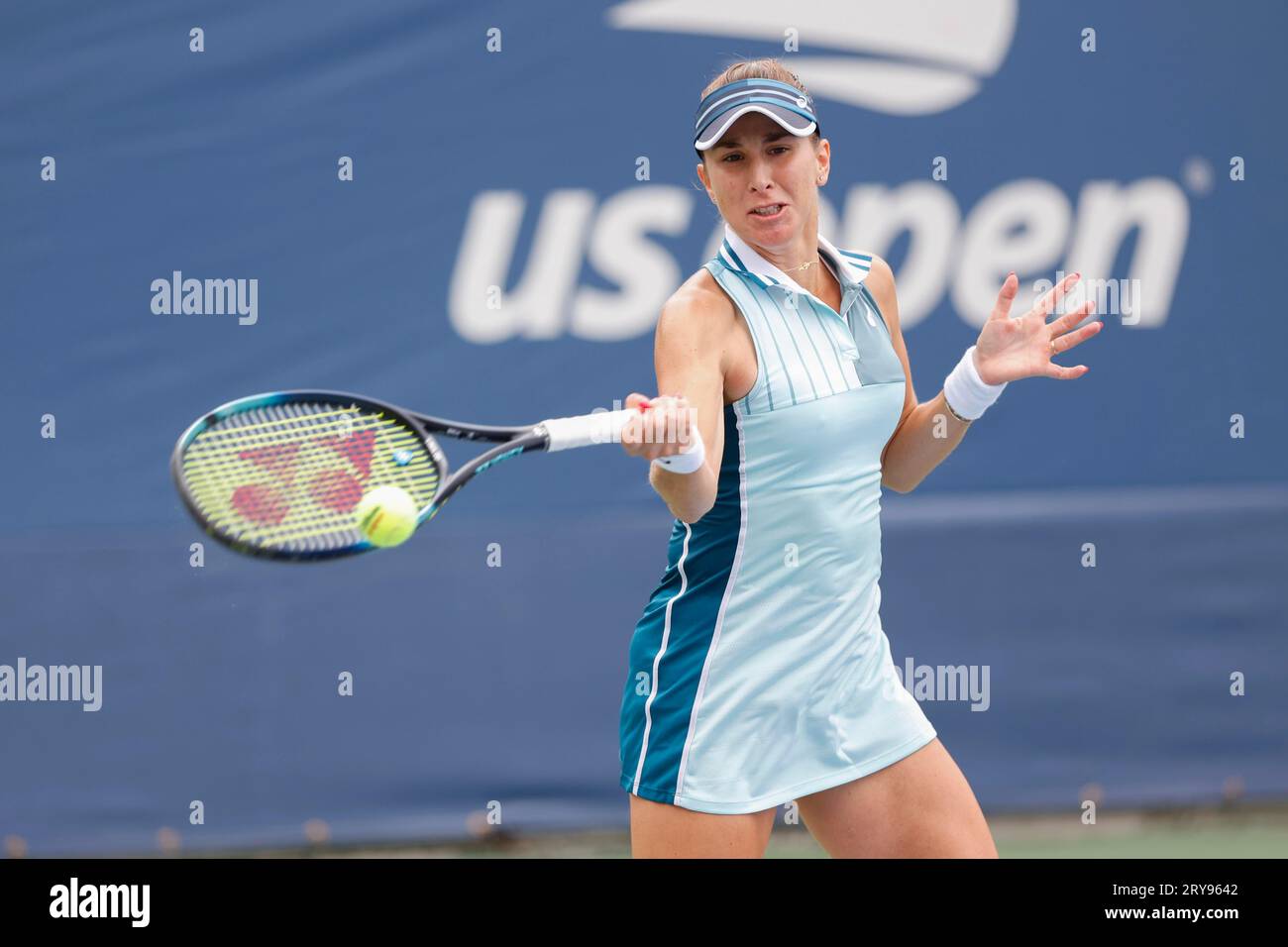 Tennisspielerin Belinda Bencic (SUI) in Aktion bei den US Open 2023, Arthur Ashe Stadium, USTA Billie Jean King National Tennis Center, Flushing Stockfoto