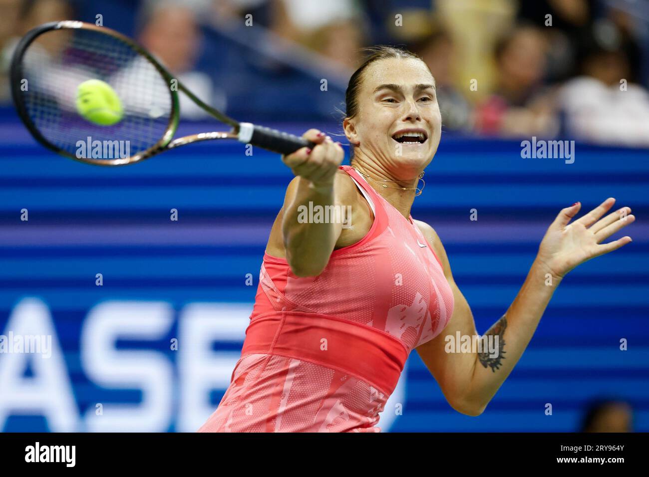 Tennisspielerin Aryna Sabalenka aus Weissrussland in Aktion bei den US Open 2023, Arthur Ashe Stadium, USTA Billie Jean King National Tennis Center Stockfoto