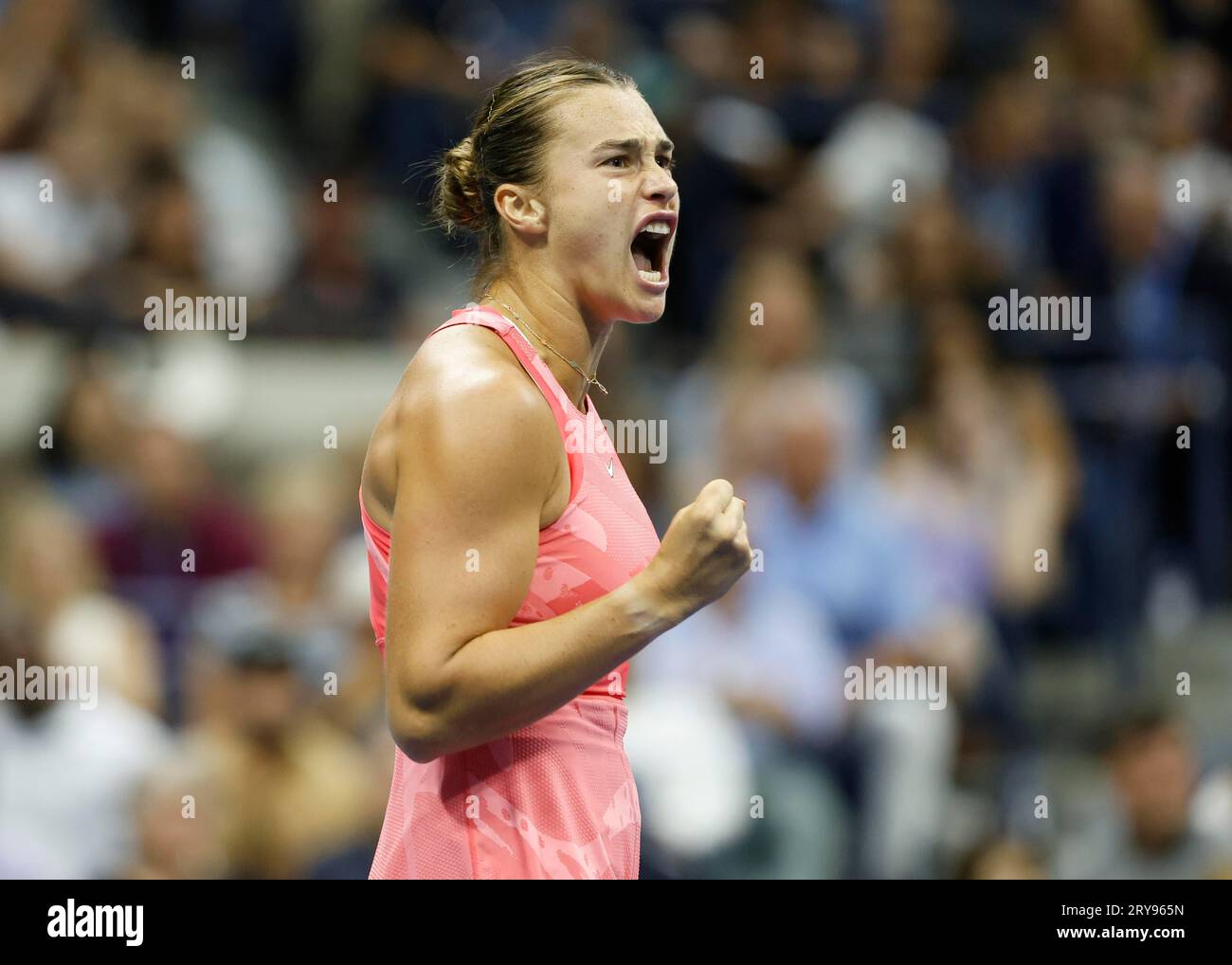 Tennisspielerin Aryna Sabalenka aus Weissrussland jubelt bei den US Open 2023, Arthur Ashe Stadium, USTA Billie Jean King National Tennis Center Stockfoto