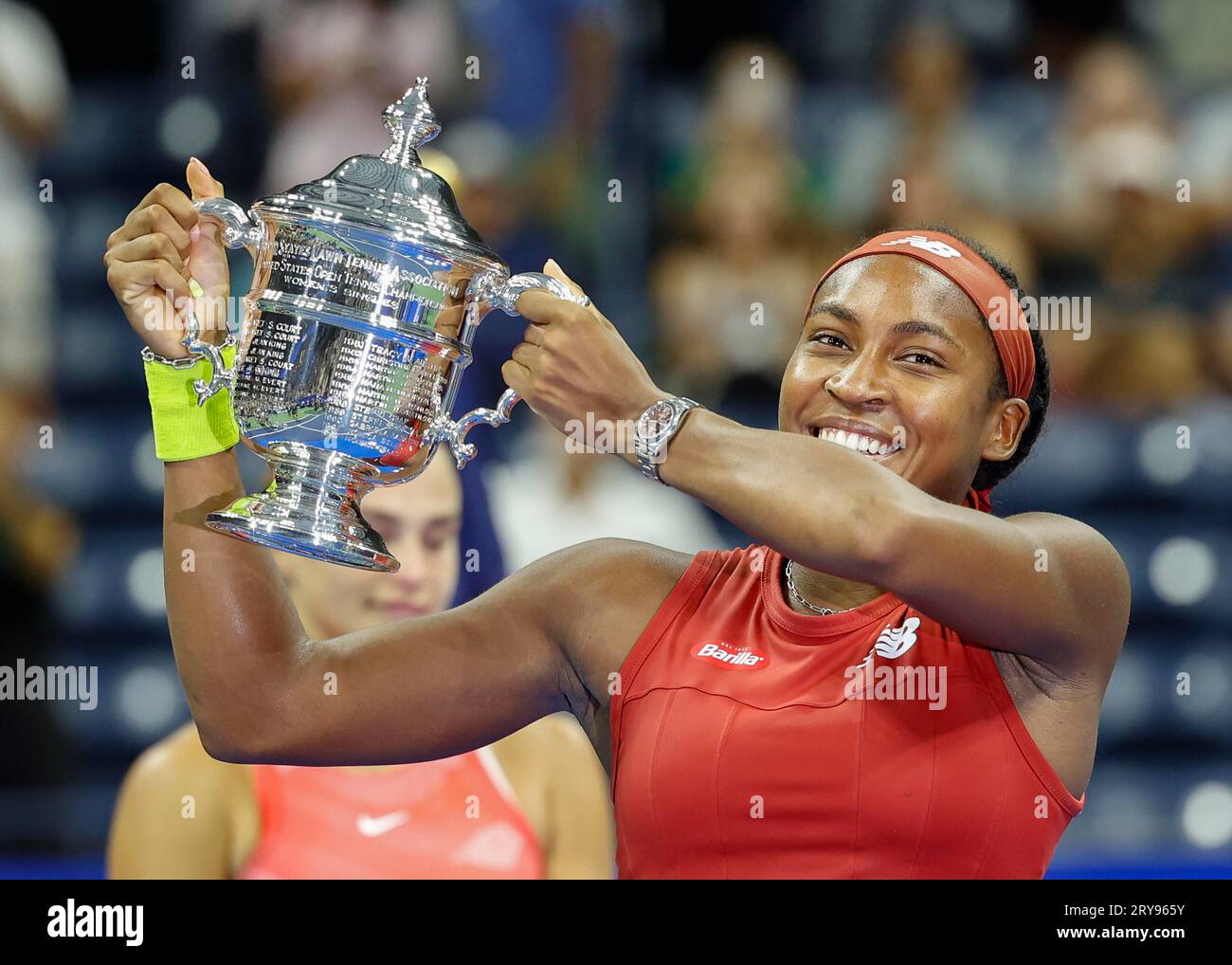 Coco Gauff USA haelt die Trophaee nach ihrem Sieg im Dameneinzel-Finale der US Open 2023, Arthur Ashe Stadium, USTA Billie Jean King National Tennis Stockfoto