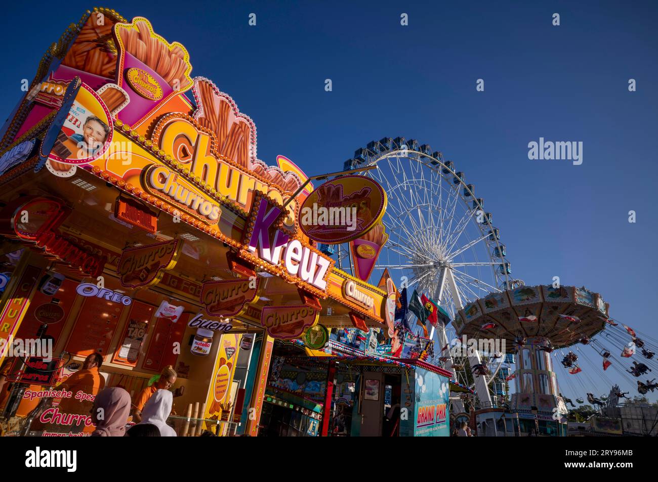 Churros, Wellenflug, Kettenkarussell, Riesenrad, Fahrt, Cannstatter Volksfest, Wasen, Cannstatt, Stuttgart, Baden-Württemberg, Deutschland Stockfoto