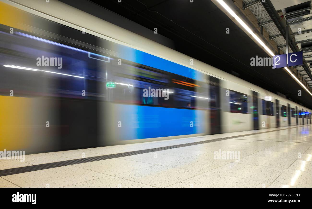 U-Bahn ankommende S-Bahn, Zug, Generation 2023, Haltestelle Schwabstraße, öffentliche Verkehrsmittel, Bewegungseffekt, Stuttgart, Baden-Württemberg Stockfoto