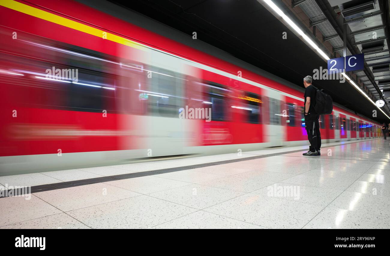U-Bahn, Zug, Haltestelle, Bahnhof Schwabstraße, öffentliche Verkehrsmittel, Reisende, Bewegungseffekt, Stuttgart, Baden-Württemberg, Deutschland Stockfoto