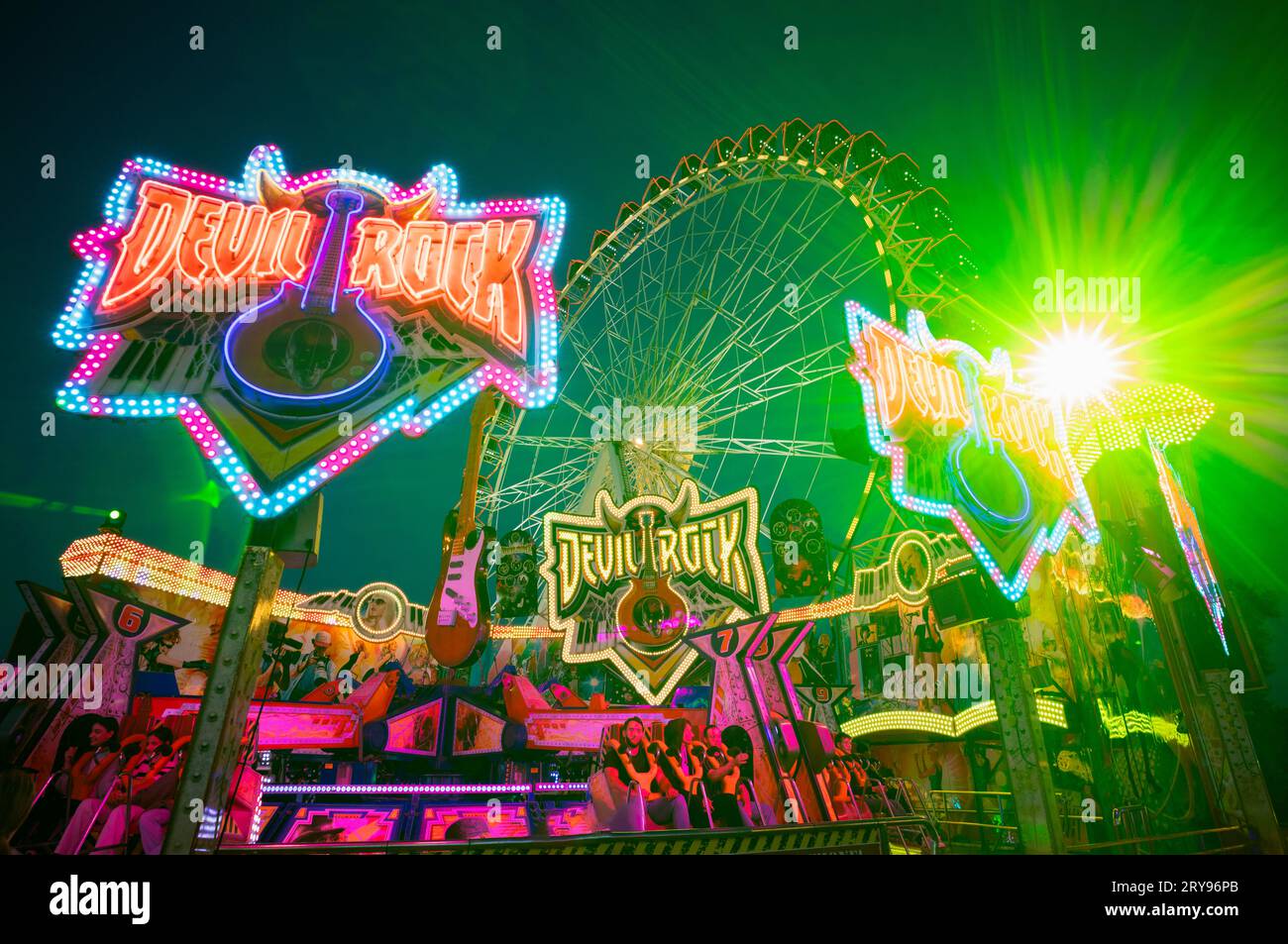 Riesenrad, Ride, Cannstatter Volksfest, Wasen, Cannstatt, Nachtaufnahme, Bewegungseffekt, LED, Stuttgart, Baden-Württemberg, Deutschland Stockfoto