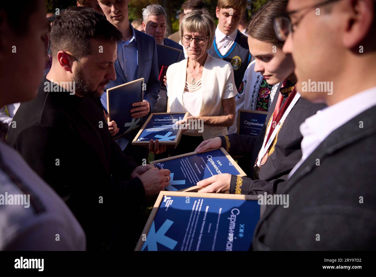 Kiew, Ukraine. September 2023 29. Der ukrainische Präsident Wolodymyr Zelenskyj, links, signiert Auszeichnungen für Studenten, die die internationalen Bildungsolympiaden gewonnen haben, zu Ehren des bevorstehenden Tages der Erzieher während einer Zeremonie auf dem Verfassungsplatz, 29. September 2023 in Kiew, Ukraine. Kredit: Ukrainischer Ratsvorsitz/Ukrainisches Pressebüro/Alamy Live News Stockfoto