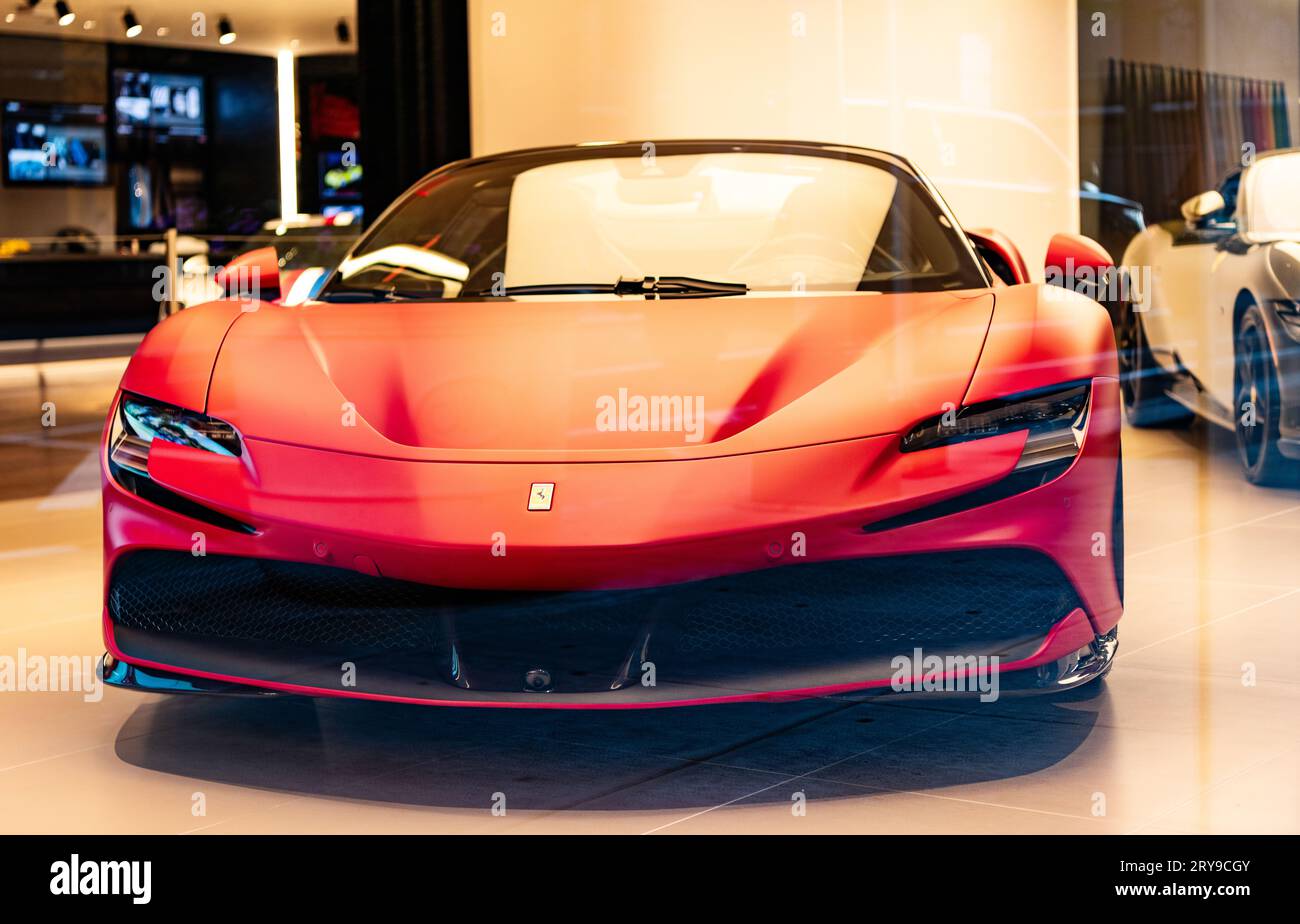 New York City, USA – 09. August 2023: Ferrari SF90 Stradale Supersportwagen im Showroom, niedrige Vorderansicht. Stockfoto