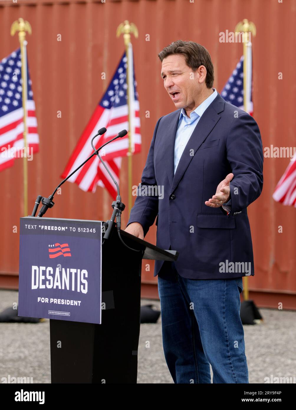 Long Beach, Kalifornien, USA. September 2023 29. Der Gouverneur Floridas und der Präsidentschaftskandidat 2024, RON DESANTIS, kämpfen mit Geschäftsführern am Los Angeles Harbor Grain Terminal in Long Beach. (Bild: © Ron Lyon/ZUMA Press Wire) NUR REDAKTIONELLE VERWENDUNG! Nicht für kommerzielle ZWECKE! Stockfoto