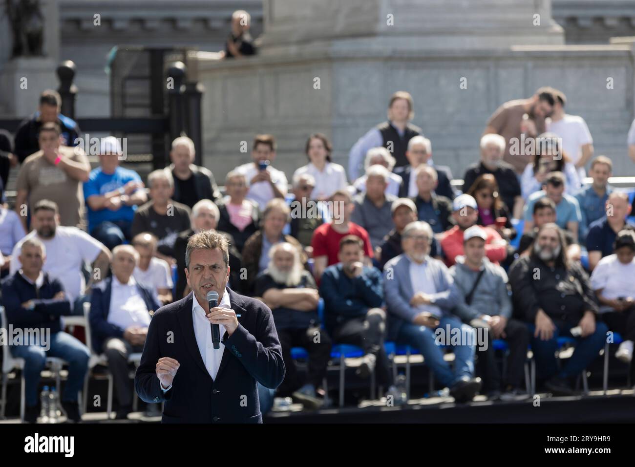 Buenos Aires, Argentinien, 29. September 2023. Der Allgemeine Arbeiterbund (CGT) hielt einen marsch zum Plaza de los Dos Congresos ab, um den derzeitigen Wirtschaftsminister und Präsidentschaftskandidaten Sergio Massa zu unterstützen und die grundlegenden Gesetze zur Änderung der Einkommen, des Erwerbs ohne Mehrwertsteuer und der Beschäftigung Mi Pyme zu unterstützen. Die regierungsnahen sozialen Bewegungen nahmen ebenfalls Teil. (Quelle: Esteban Osorio/Alamy Live News) Stockfoto