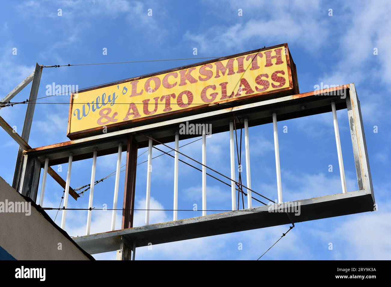 STANTON, KALIFORNIEN - 17. SEPTEMBER 2023: Nahaufnahme des kaputten Schilds bei Willys Schlosser und Auto Glass am Beach Boulevard. Stockfoto