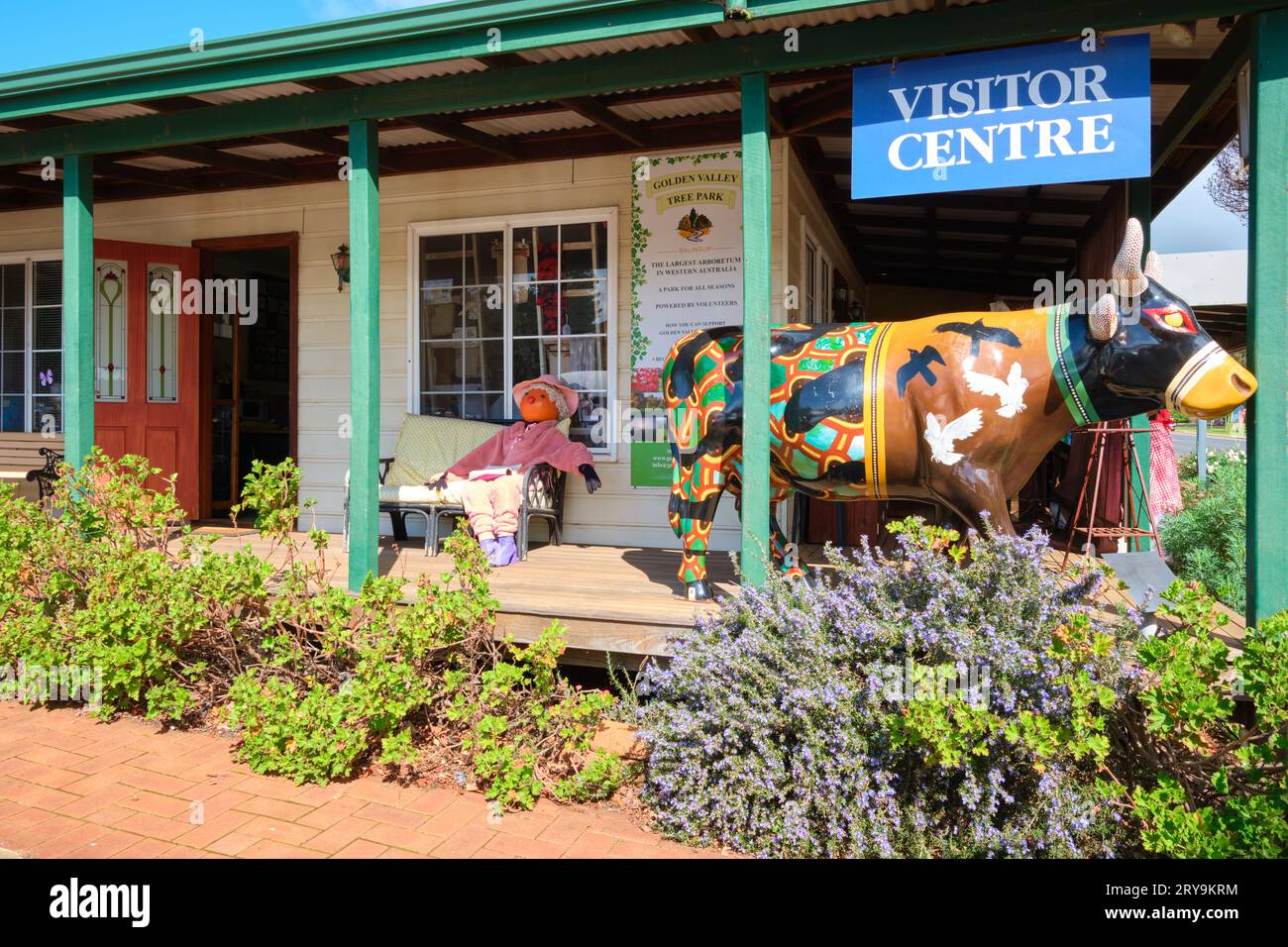 Balingup Visitor Centre mit gemalter Kuhskulptur und Vogelscheuche in der ländlichen Stadt Balingup, südwestlicher Region von Western Australia. Stockfoto