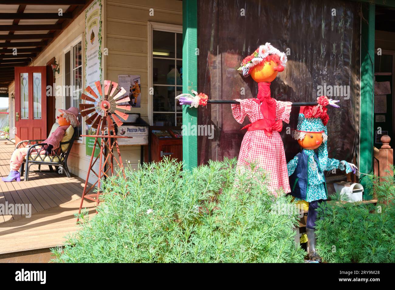 Balingup Visitor Centre mit Vogelscheuchen und einer Modellwindmühle in der ländlichen Stadt Balingup im Südwesten von Western Australia. Stockfoto