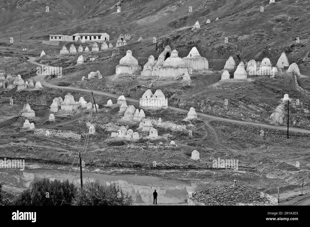Schwarz-weiß-Panorama von Ladakh, Indien und den Stupas Stockfoto
