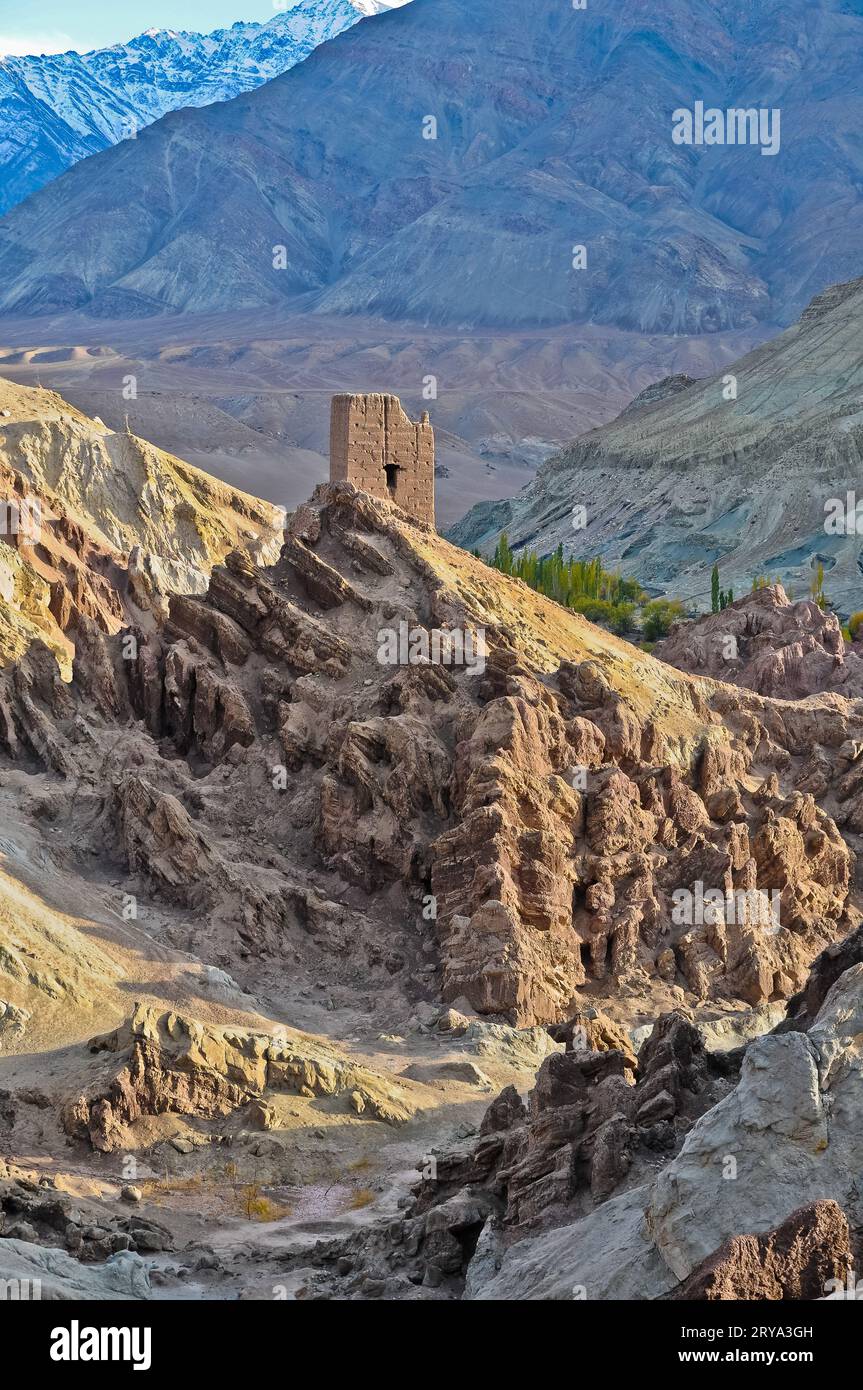 Panorama von Ladakh, Indien mit Hintergrund der Himalaya-Berge und einer Stupa. Stockfoto