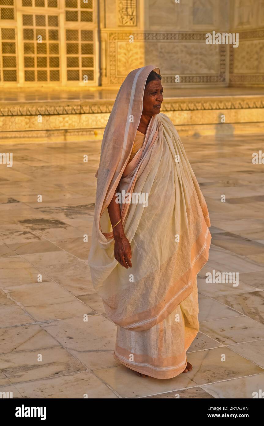 Indische Frau, die auf der Westseite des Taj Mahal in der Golden Hour in Agra läuft Stockfoto