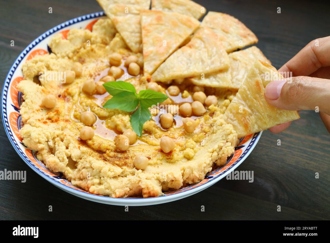 Frisch zubereiteter Hummus mit Pita-Brot Stockfoto