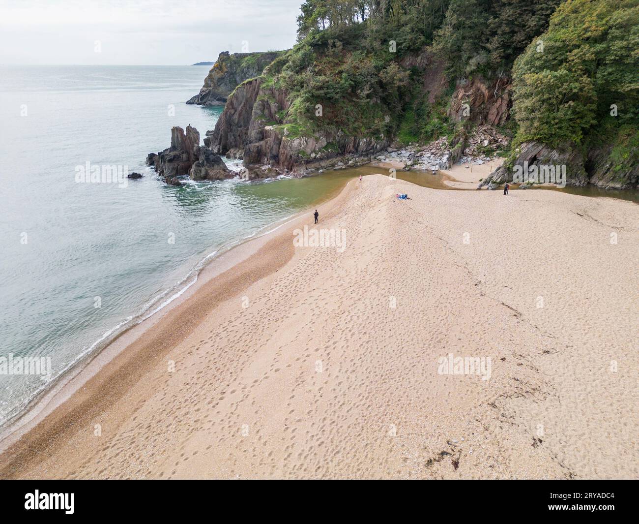 Blick aus der Vogelperspektive auf den feinen Strand von blackpool Sands an der südlichen Küste von devon Stockfoto
