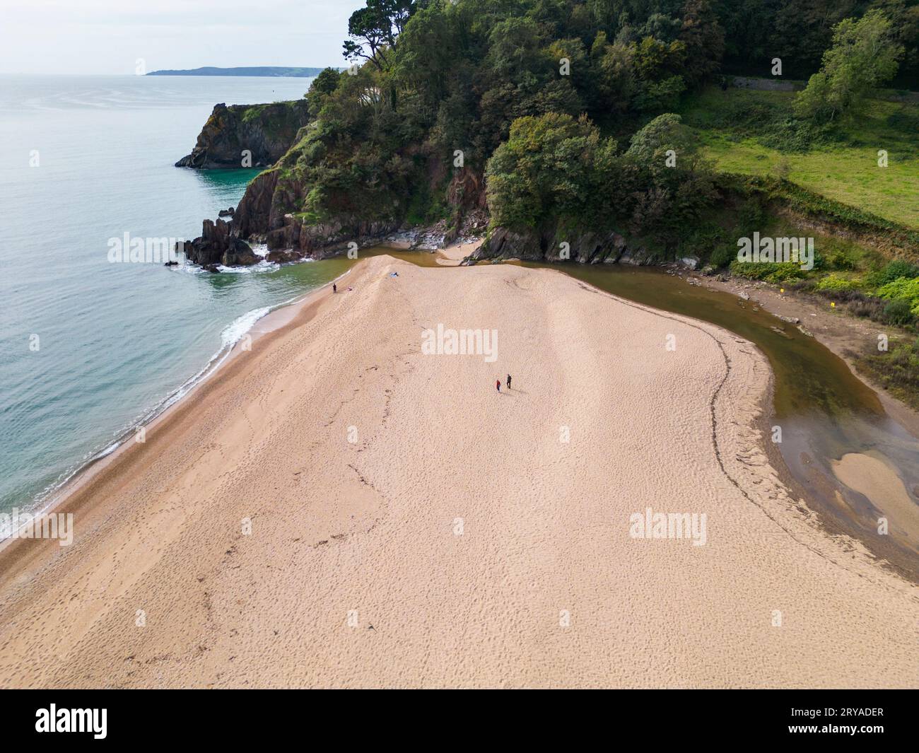 Blick aus der Vogelperspektive auf den feinen Strand von blackpool Sands an der südlichen Küste von devon Stockfoto
