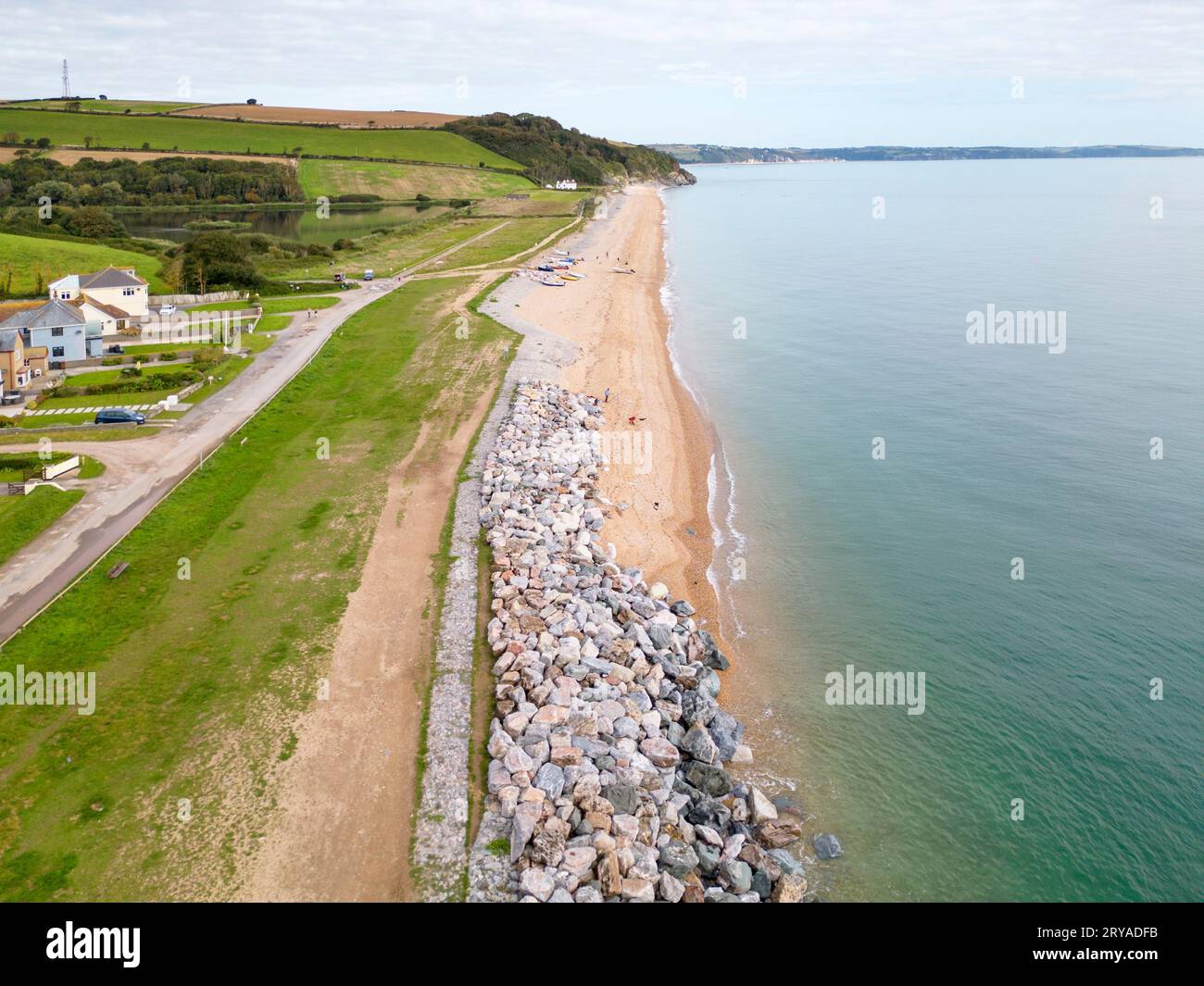 Blick aus der Vogelperspektive auf den feinen kleinen Strand an den Beesands an der südlichen Küste von devon Stockfoto