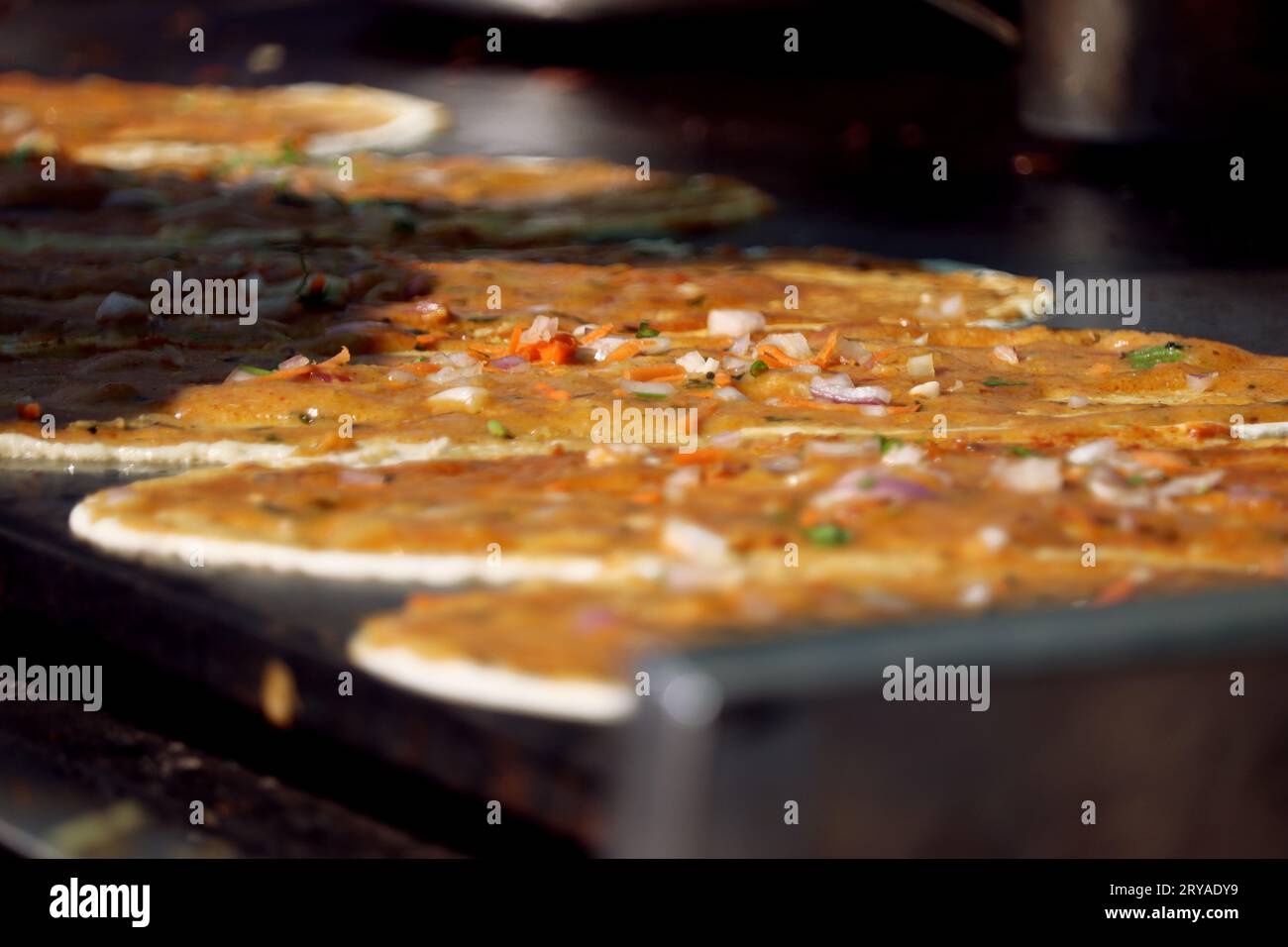 Masala Dosa, ein großes südindisches Street Food Gericht, das in einem Straßenladen zubereitet wird. Stockfoto