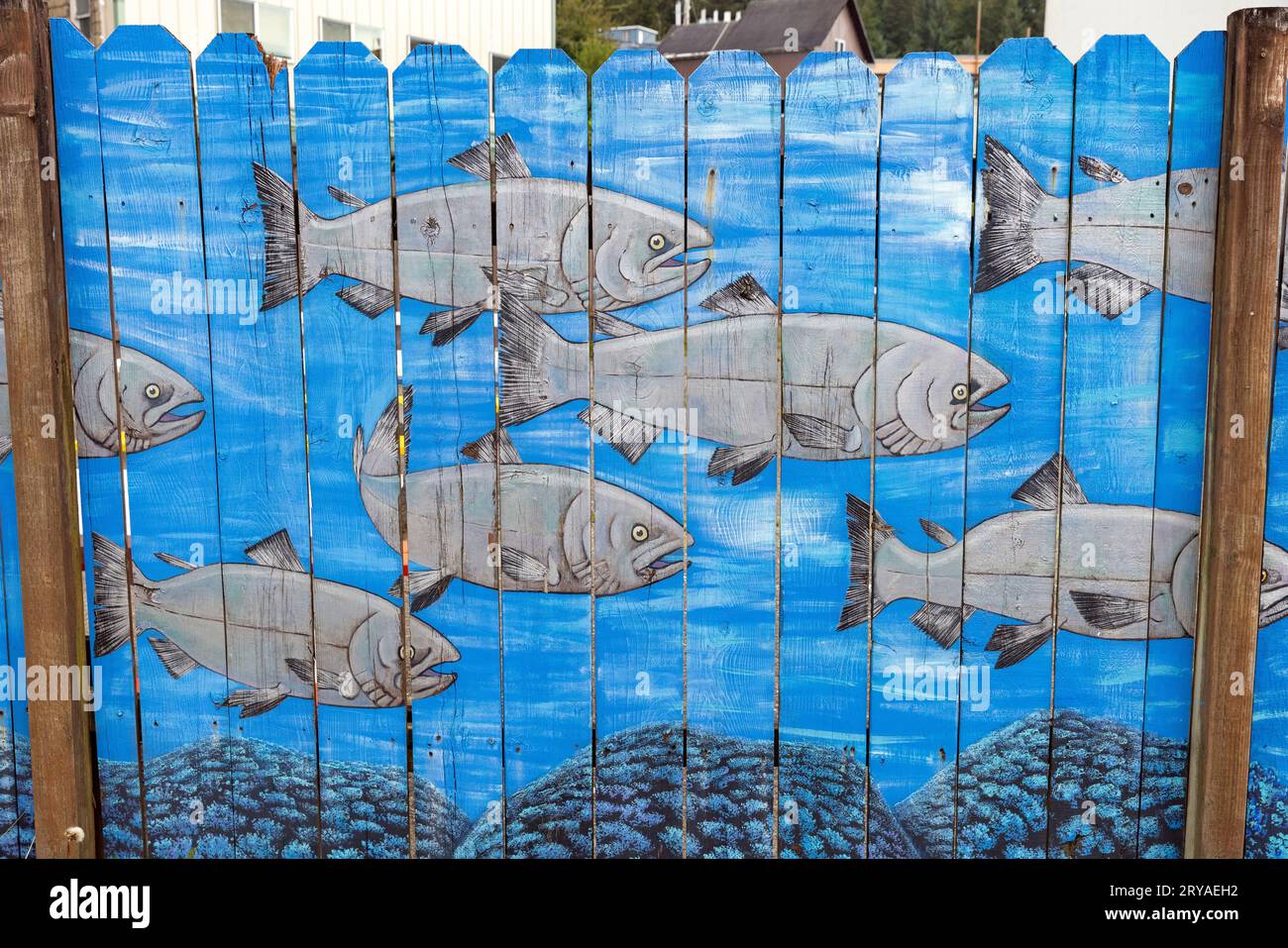 Lachsgemälde am Zaun in Ketchikan, Alaska, USA Stockfoto