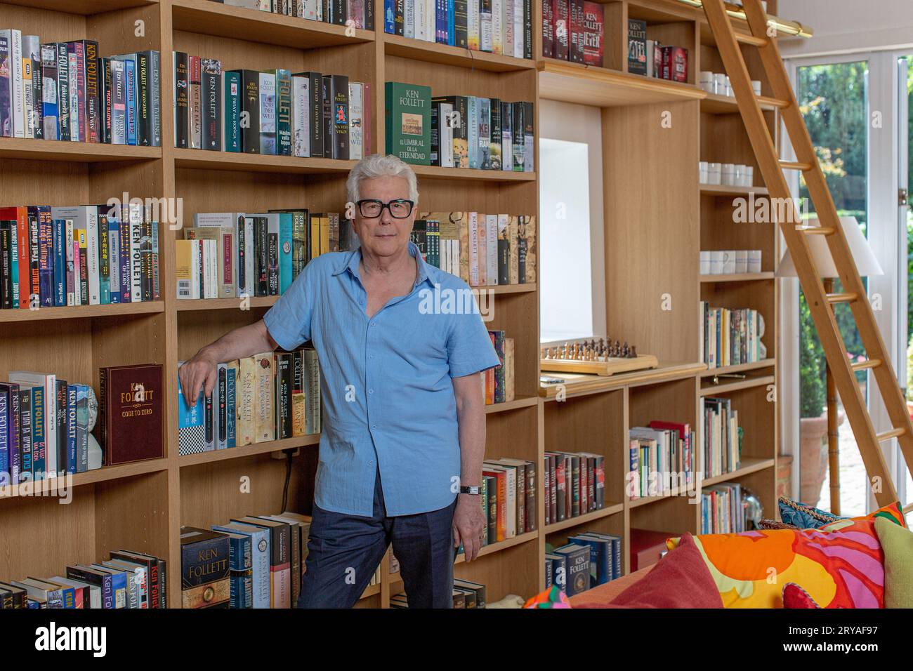 Bestseller-Autor Ken Follett in seiner Bibliothek am 8. September 2023 in England. Stockfoto