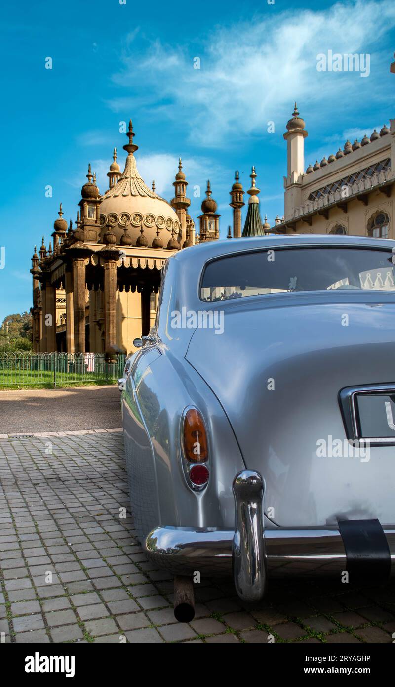 Vintage Rolls-Royce trifft auf den königlichen Brighton Royal Pavilion, eine zeitlose Verschmelzung von Luxus und Geschichte. Stockfoto