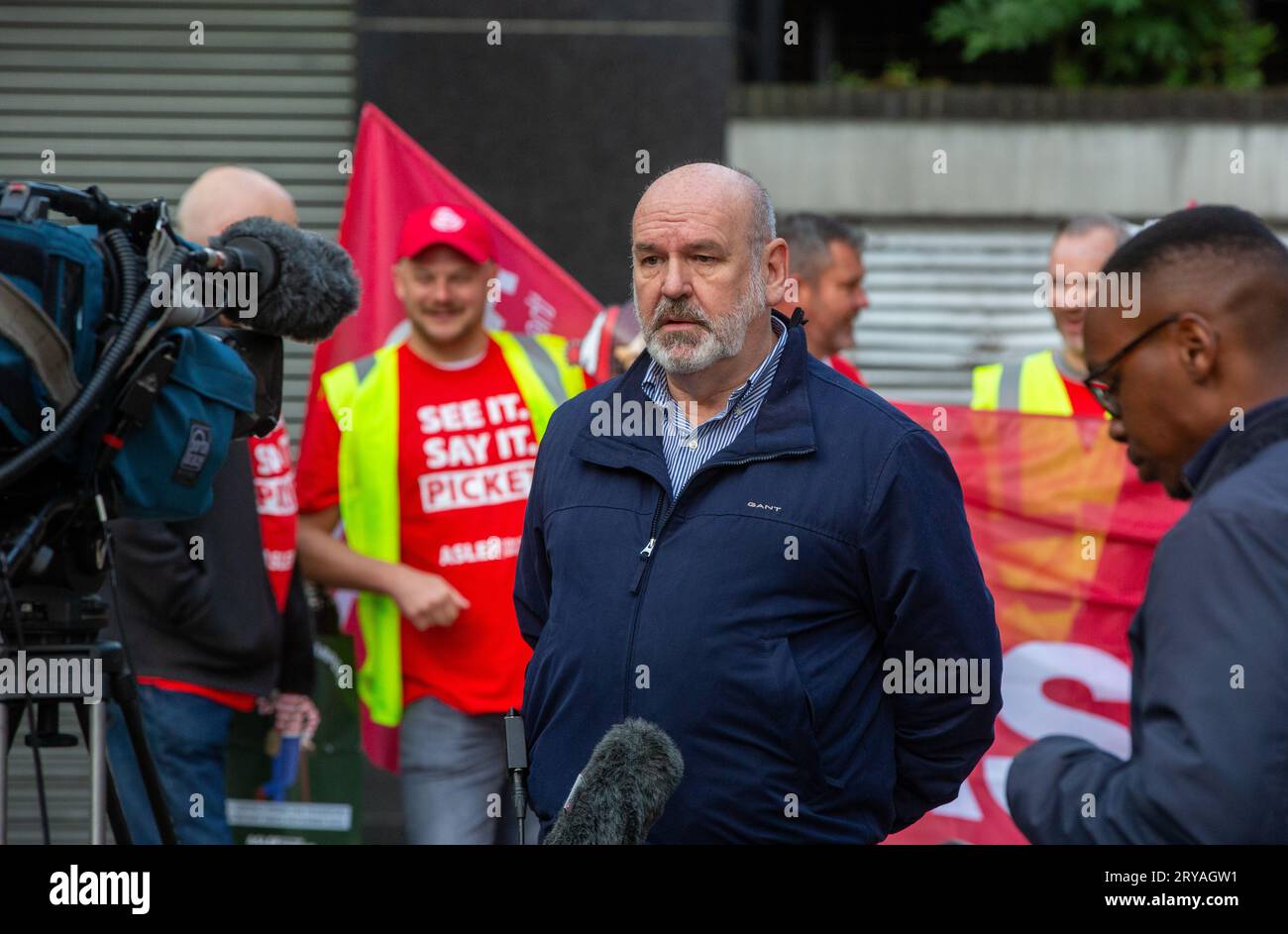 London, Vereinigtes Königreich. September 30 2023. Mick Whelan, Generalsekretär der Associated Society of Locomotive Engineers and Firemen (ASLEF), wird auf der Picketlinie vor der Euston Station gesehen, während Arbeiter von 16 Eisenbahnunternehmen in ganz England in Streik gehen, um die Konferenz der Conservative Party in Manchester anzugreifen. Credit: Tayfun Salci / Alamy Live News Stockfoto