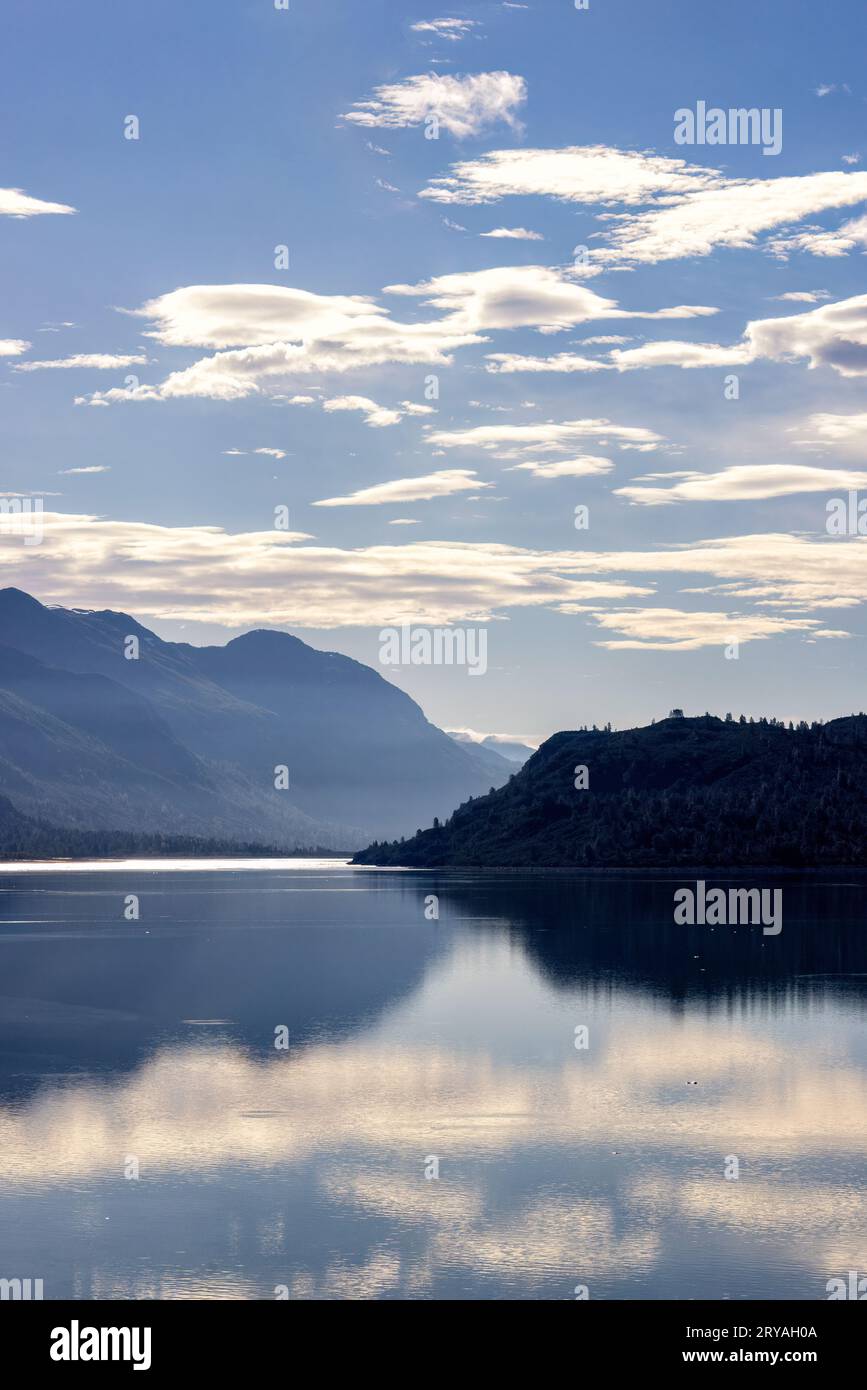 Reflektierte Berglandschaften an der Küste im Glacier Bay National Park and Preserve in der Nähe von Juneau, Alaska, USA Stockfoto