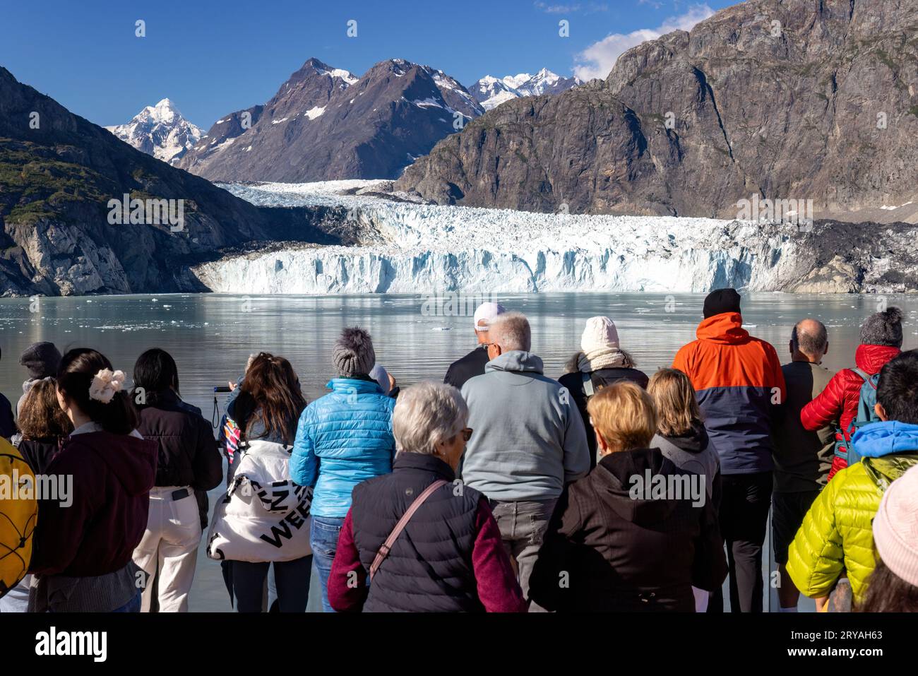 Touristen auf Kreuzfahrtschiffen besuchen den Margerie Glacier im Glacier Bay National Park and Preserve, in der Nähe von Juneau, Alaska, USA Stockfoto